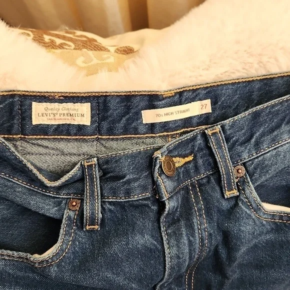 EUC Levi Dark Blue High Rise Straight Jeans-Size 27 Waist​​​​​​​​ - Picture 3 of 5